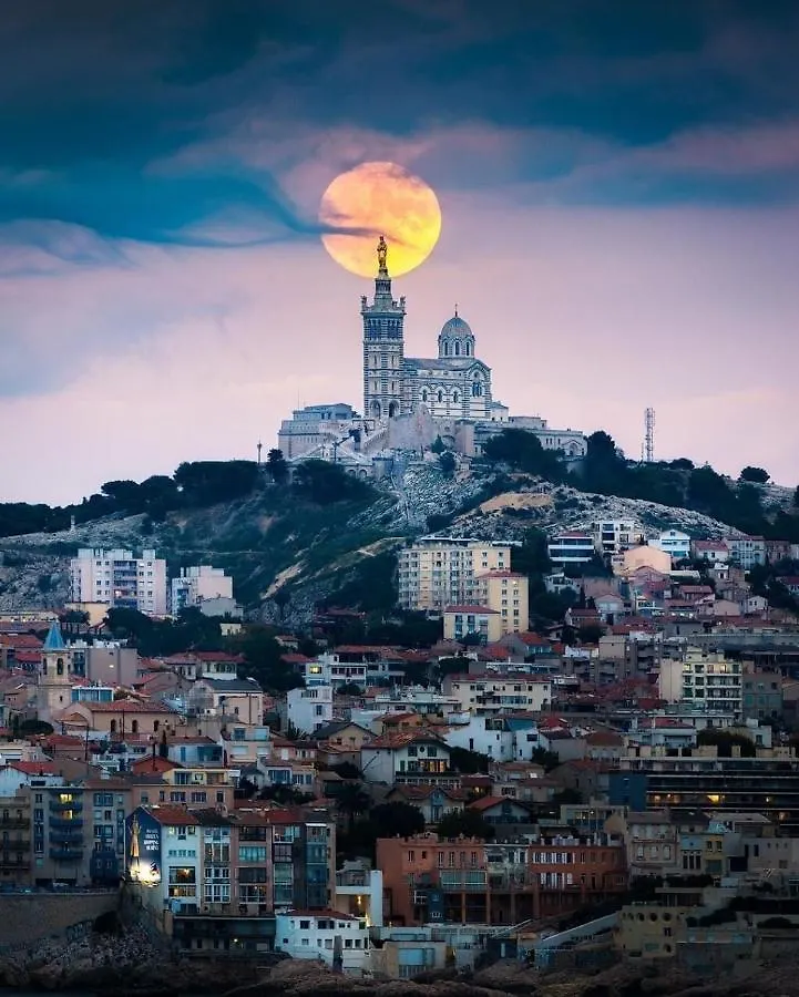 Love Room Jacuzzi Netflix Marseille 0*,